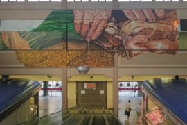 L'artista Joan Aguiló crea un mural al Mercat de l'Olivar com a homenatge al sector primari