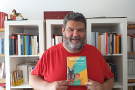 L'escriptor Sebastià Bennasar amb el seu llibre 'Miquel Montoro: El símbol d'una revolució vital?', publicat per Pagès Editors.