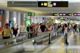 Un usuari denuncia aglomeracions a l'Aeroport i Aena respòn que és una «coincidència puntual»
