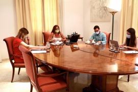 Les Balears prohibeixen les reunions socials de més de deu persones i imposen la màscara en centres de treball