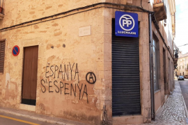 La pintada diu 'Espanya s'espenya' al costat d'un símbol anarquista.