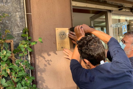 Els comerços històrics ja tenen la placa distintiva