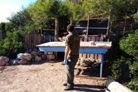Imatge de la retirada del xibiu il·legal de Cala Varques.