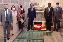 Els representants de Vox durant l'ofrena floral al rei Jaume II.