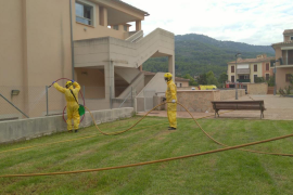 Els bombers de Mallorca desinfecten els voltants de Bell Entorn