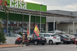 Alerten sobre una persona amb una bandera franquista i la policia no l'identifica