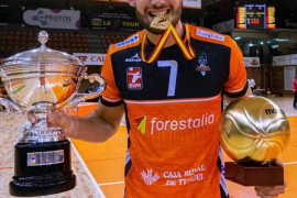 Jordi Ramon amb la Súpercopa i el trofeu com a millor jugador.
