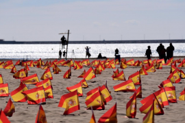 La platja de la Patacona d'Alboraia s'ha omplert aquest diumenge d'unes 53.000 banderetes espanyoles.