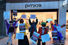 Extinction Rebellion desfila a Eivissa per a conscienciar sobre l'ús compulsiu de la moda ràpida i els seus efectes