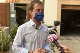 El portavoz del PP en el Consell, LlorenÃ§ GalmÃ©s, atiende a los medios