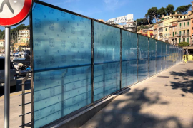 Les pantalles instal·lades a primera línia del Port.