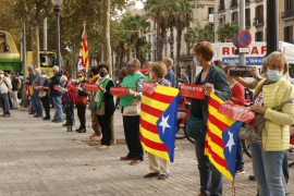 Pla obert d'un tram de la cadena humana contra Felip VI al passeig d'Isabel II a Barcelona el 9/10/20. Horitzontal.