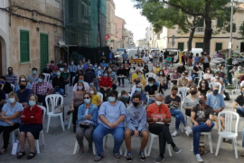Multitudinària presentació del llibre 'Campos, rosaris i pistoles' de Montserrat Alcaraz