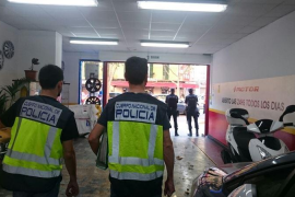 Detingut el propietari d'un taller mecànic a Palma per delictes contra els treballadors
