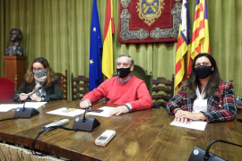 La interventora, Margalida Morell; el batle, Carlos Simarro i la regidora d’Hisenda, Andrea Pomar, ahir.