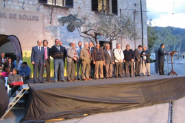Els membres del consell d'administració lliuraren una insignia als jubilats de l'empresa.