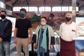 El Mercat de l'Olivar estrena un mural del mallorquí Joan Aguiló sobre el món rural