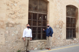 El regidor de Patrimoni, Jaume Bestard, i el batle, Carlos Simarro, davant la Fàbrica Nova.