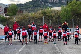 Foto de família dels alumnes i monitors dissabte passat en el primer dia del curs.