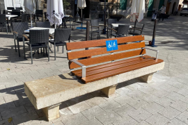 [VÍDEO] Allau de crítiques a l'Ajuntament de Llucmajor pel «nyap» dels bancs adaptats