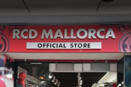 Denuncia que a la botiga oficial del Mallorca no l'entenen i el club la culpabilitza a ella i li diu que parli castellà: «Si dos es volen entendre, ho fan»
