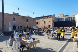Desenes de persones han participat a Campos a la 'Llengua amb tàperes'.