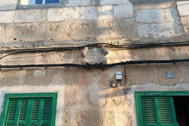 Imatge de la placa al general Goded que fins avui presidia una plaça de Campos.