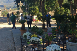 Festa de Tots Sants amb molt poca gent a un cementeri ple de flors