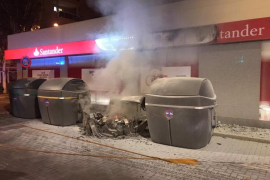 Tres contenidors i un caixer automàtic han estat cremats a Eivissa.