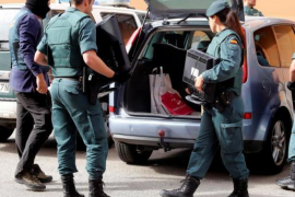 Agents amb material confiscat a l'operació.