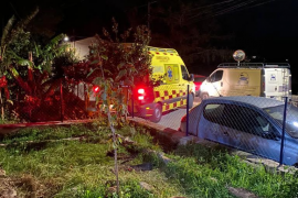 Assalten un home major i el fermen per robar-li