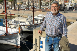 Ignasi March al moll, on encara es veuen algunes embarcacions tradicionals. Moltes de les del Port sortiren de la seva drassana.