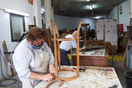 Una treballadora que està al taller de fusteria del centre.