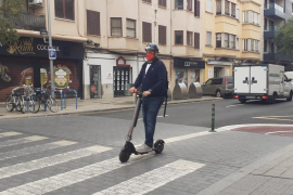 Els patinets han de dur el llum encès i no poden dur acompanyant, a partir d'aquest divendres a Palma