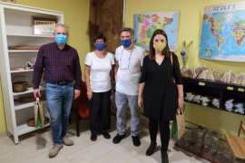 Imatge dels representants del Consell durant la visita al taller del mestre artesà Onofre Martorell.