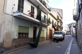 Un camió envesteix un balcó i provoca destrosses