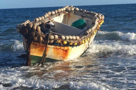 Arriba una barca amb cinc persones migrants a Cala d'Or