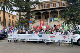 Un centenar de persones protesta davant el Consolat de Mar contra les retallades als funcionaris