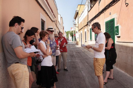La CUP mostra els «carrers de la vergonya» en una ruta a peu