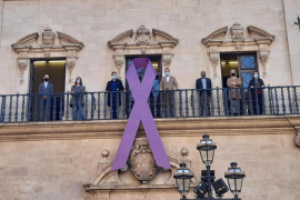Cort llueix a la balconada un llaç per reivindicar l'eliminació de la violència masclista