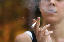 Es podrà fumar al carrer a partir de dissabte