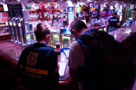 Drons i rastrejos a les xarxes socials per detectar festes il·legals per Nadal