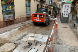 Una errada en la col·locació de les llambordes del carrer Bauzà endarrereix les obres