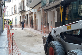 Els operaris acaben les obres al carrer Bauzà. I.C.