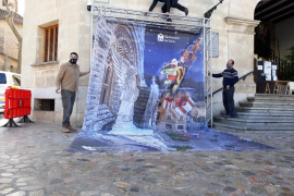 El photocall queda instal·lat a la façana de l'Ajuntament