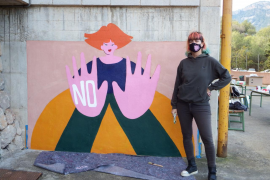 Ironna Von Dask davant una de les imatges del mural. I.C.