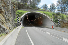 En estat crític una motorista de 18 anys després de xocar contra un camió