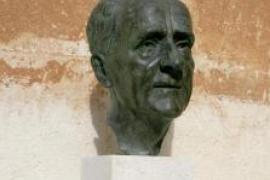 Desapareix a Ciutadella el bust que ret homenatge a Francesc de Borja Moll 