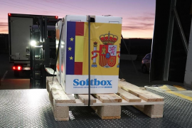 El vaccí contra la Covid-19 arriba a Mallorca embolicat amb la bandera espanyola i custodiat per l'exèrcit