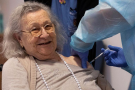 Avelina Serrano, una dona de 94 anys, usuària duna residència de Palma, ha estat la primera vacunada de Mallorca